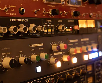 Analogue mastering rack